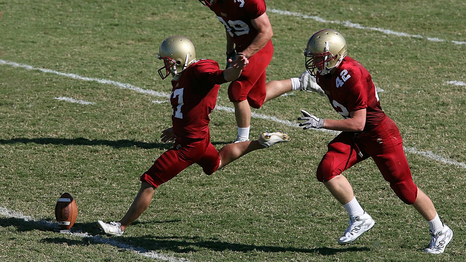 卡利亚里客场战平帕尔马，联赛前区分为空防出色，卡利亚里主力阵容